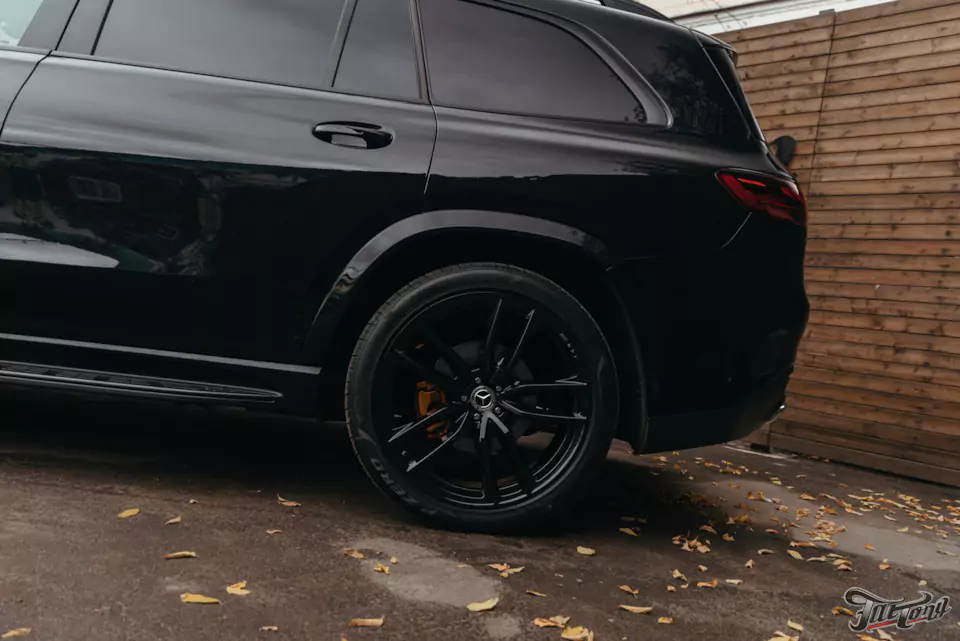Окрас деталей Mercedes GLS после некачественных работ, оклейка полиуретаном, окрас дисков и суппортов, антихром, комплекс детейлинг-услуг